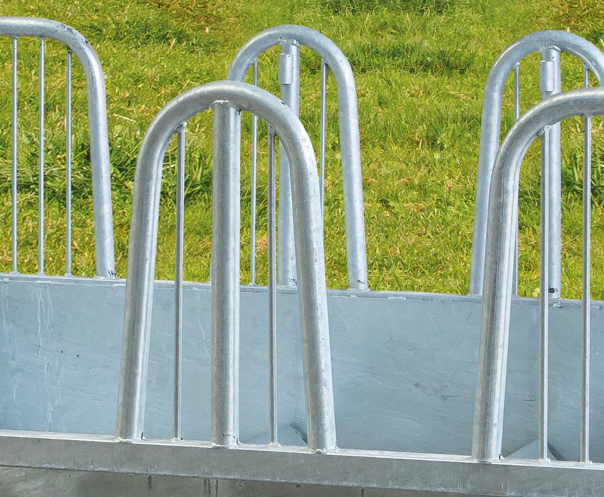 Compact-Viereckraufe 12 Fressplätze mit Sicherheits-Palisadenfressgittern