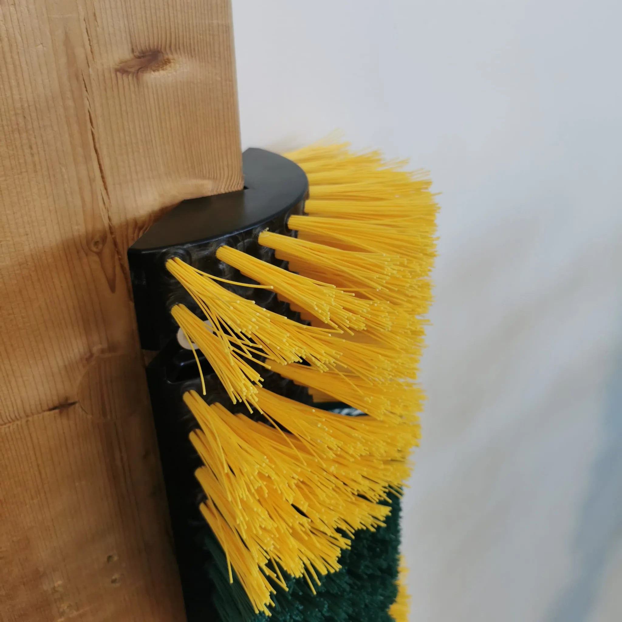 Kratzbürste Multifix für Wand- und Pfostenmontage