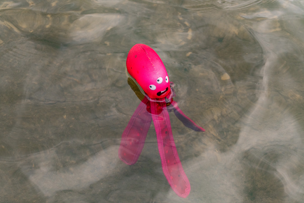 Dog Comets Hundespielzeug Alien Octo, M, 28 cm, rosa, mit Quietscher, schwimmfähig